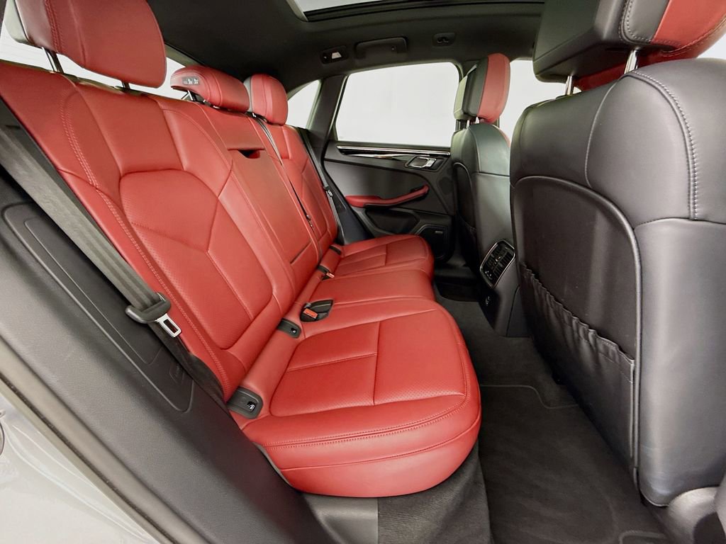 Certified 2025 Porsche Macan image 31