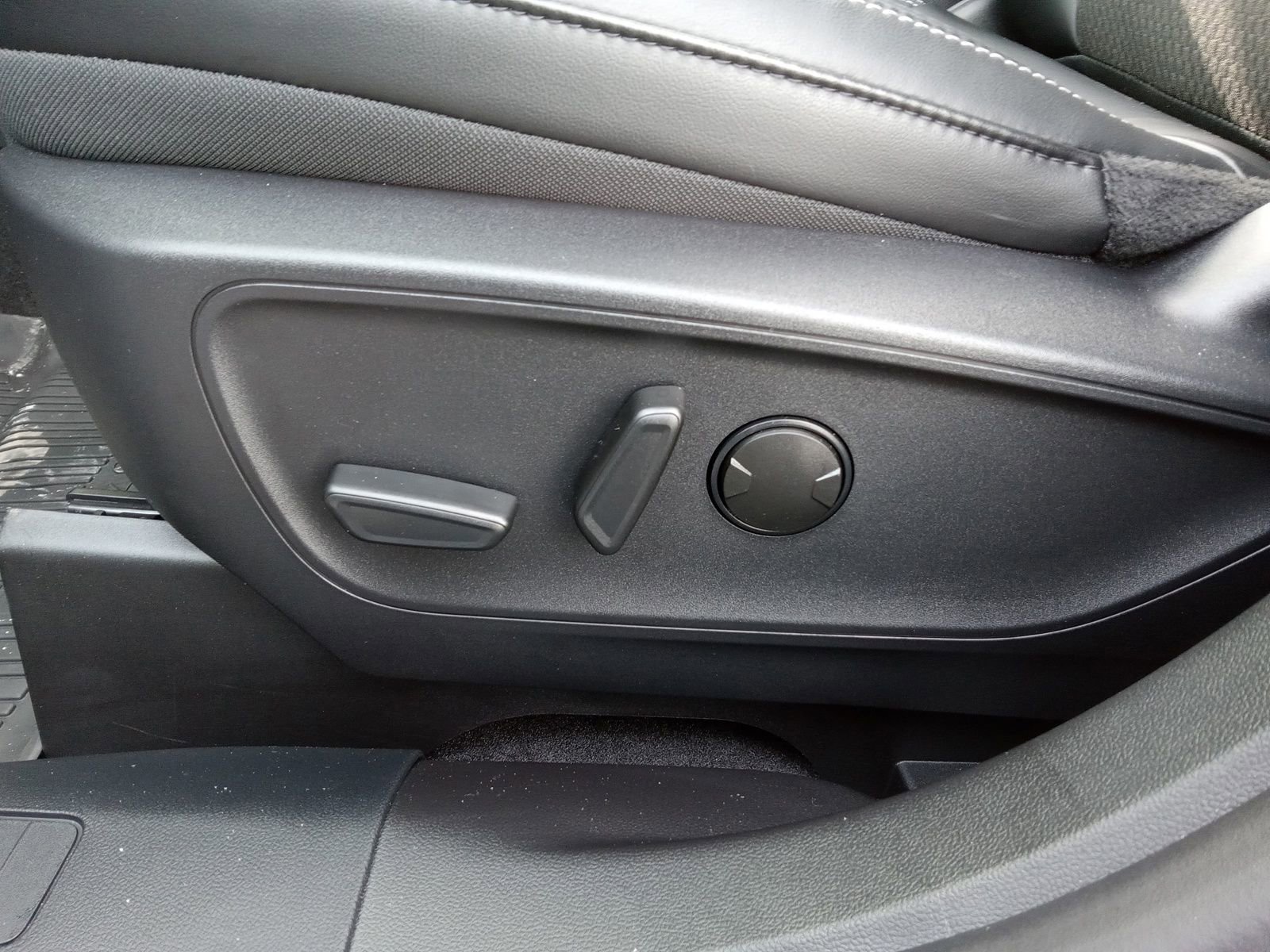 Used 2025 Ford Escape SE image 10