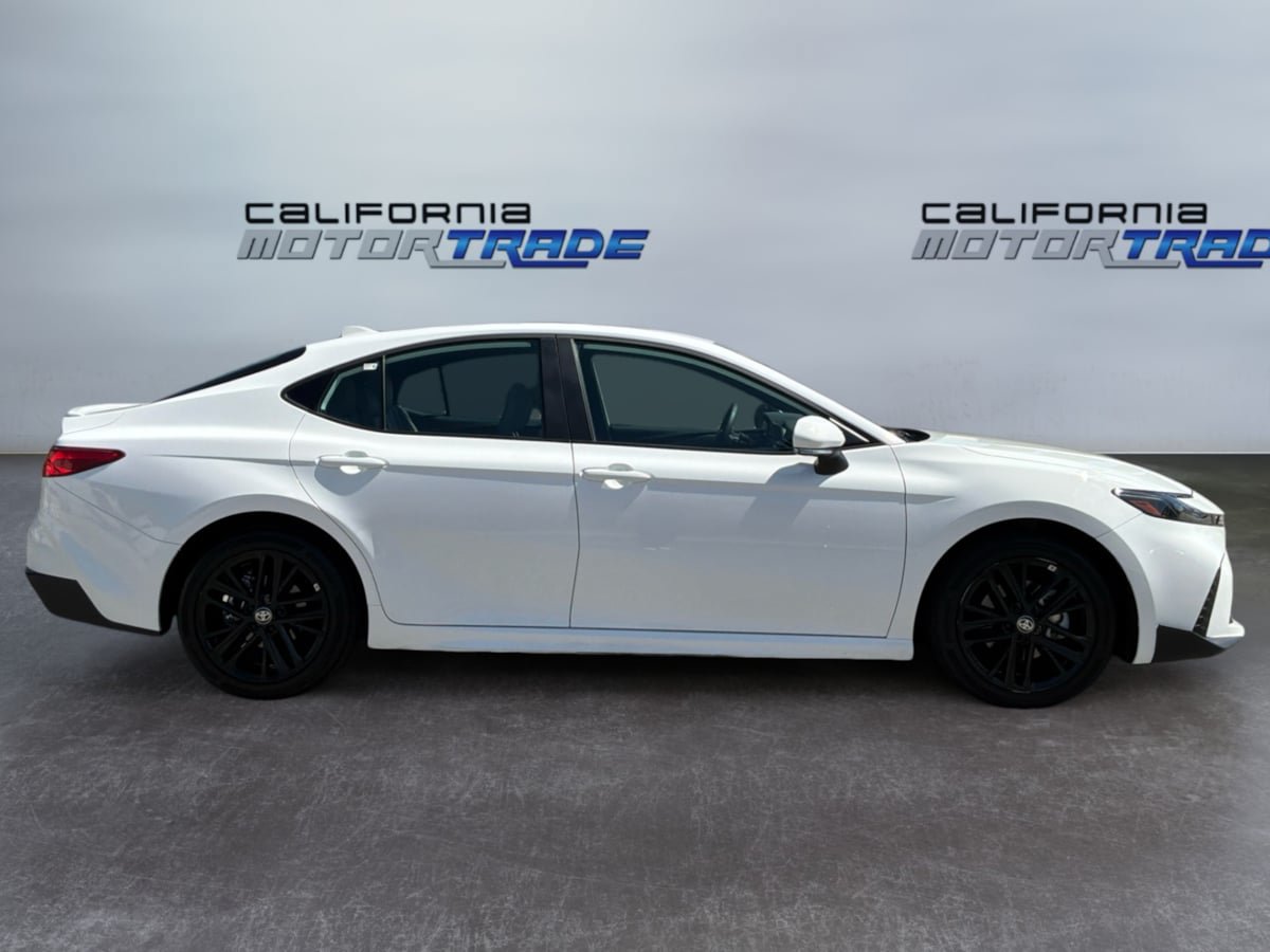 Used 2025 Toyota Camry SE AWD/4WD image 4