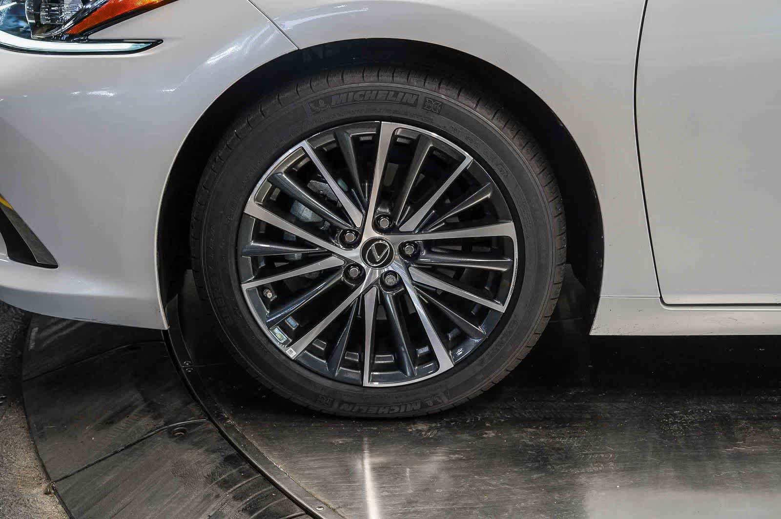 Used 2025 Lexus ES 300h w/ Premium Package FWD image 9