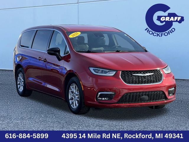 Used 2025 Chrysler Pacifica Select