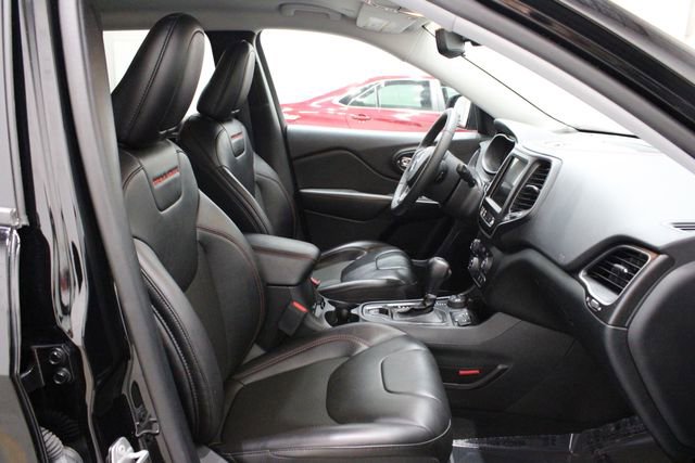 Used 2022 Jeep Cherokee Trailhawk image 14