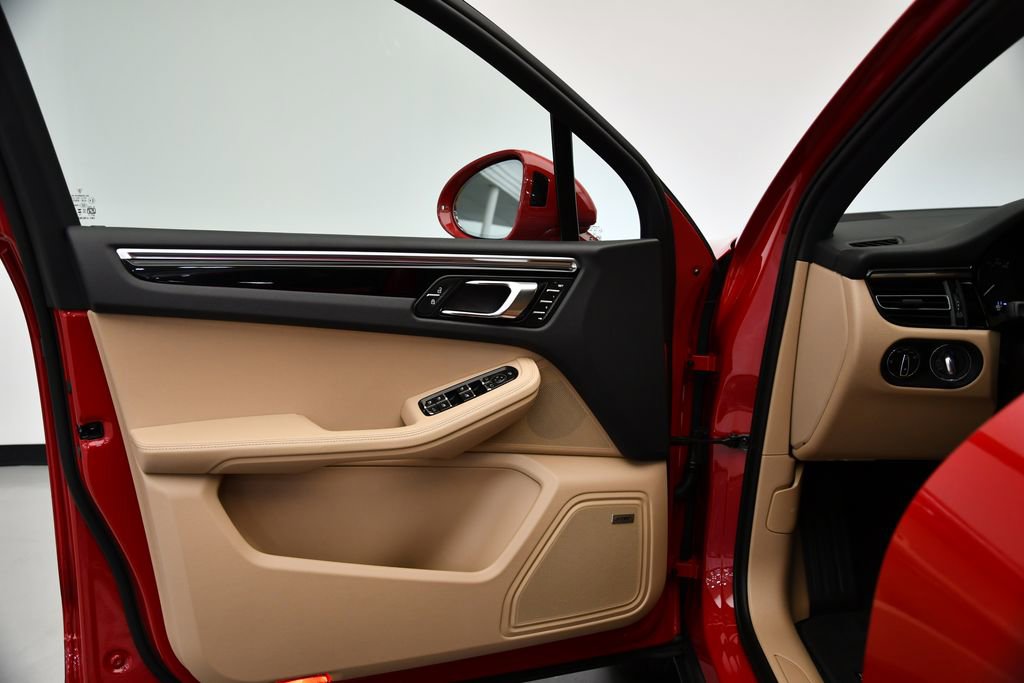 Used 2025 Porsche Macan Turbo image 31