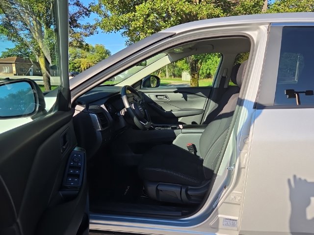 Used 2024 Nissan Rogue S AWD/4WD image 10