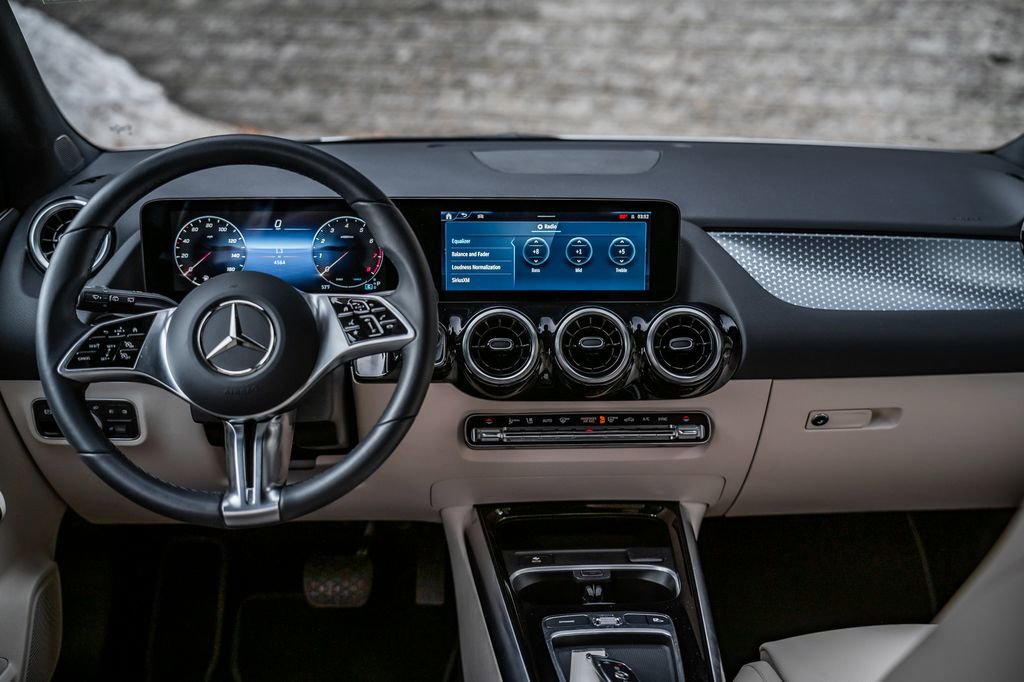 Used 2025 Mercedes-Benz GLA 250 4MATIC image 26