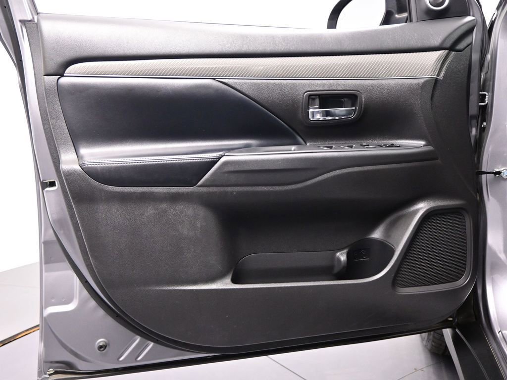Used 2019 Mitsubishi Outlander SEL image 13
