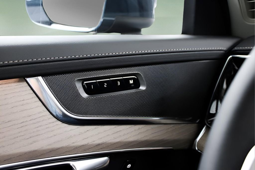 New 2025 Volvo XC90 B6 Core w/ Protection Package image 18