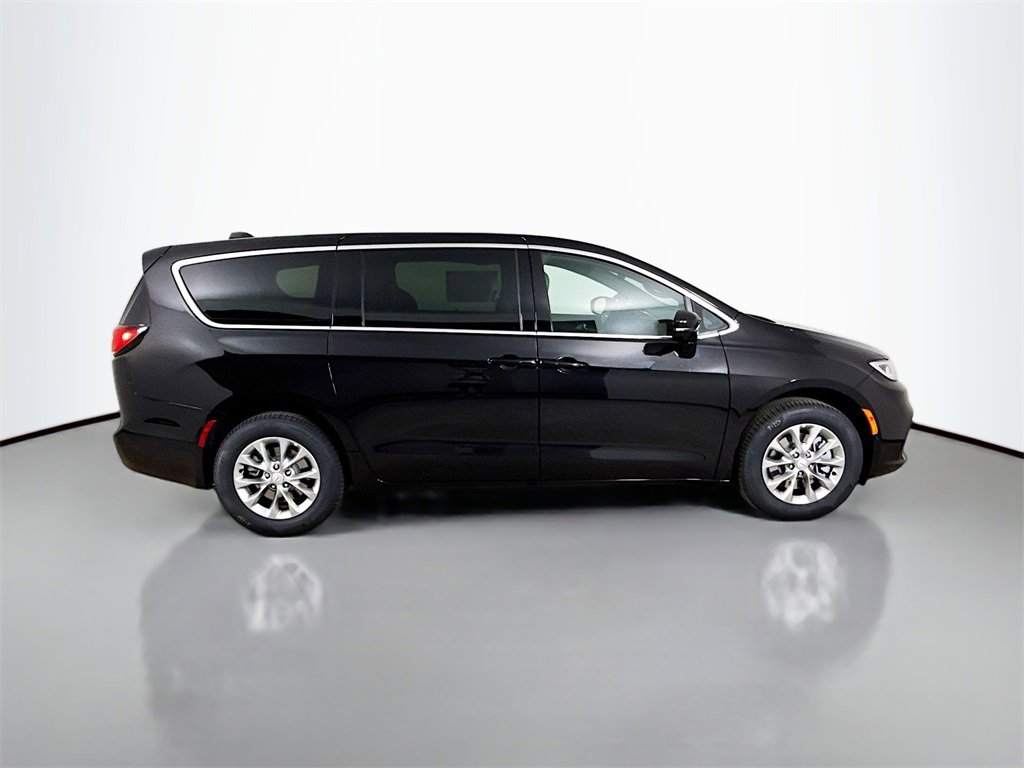 New 2026 Chrysler Pacifica Select image 8