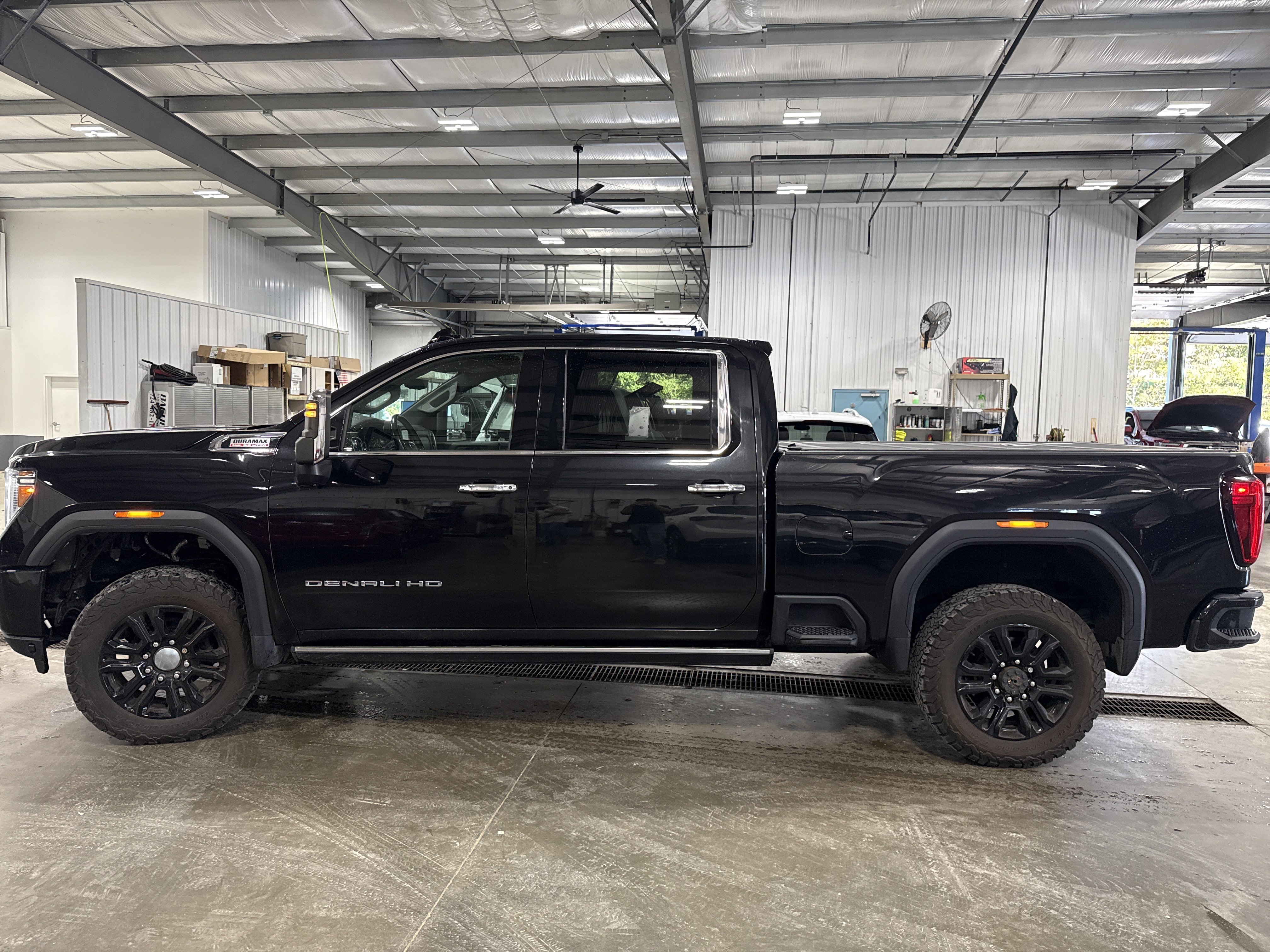 Used 2023 GMC Sierra 2500 Denali w/ Denali Black Diamond Edition AWD/4WD image 5