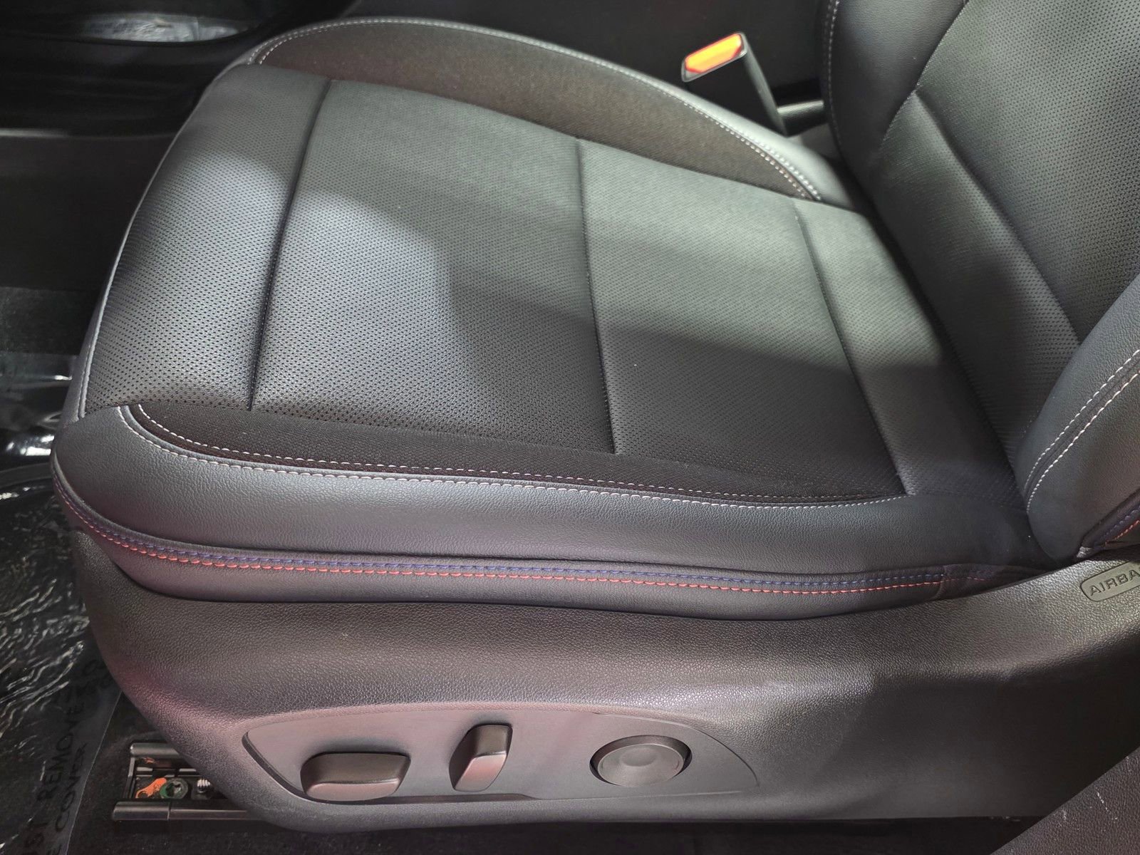 Used 2025 Chevrolet Equinox EV RS w/ Convenience Package II image 27