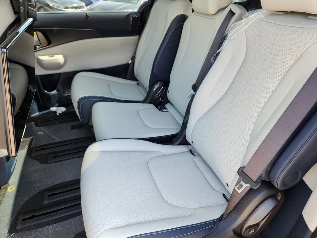 Certified 2025 Kia Carnival SX Prestige image 13
