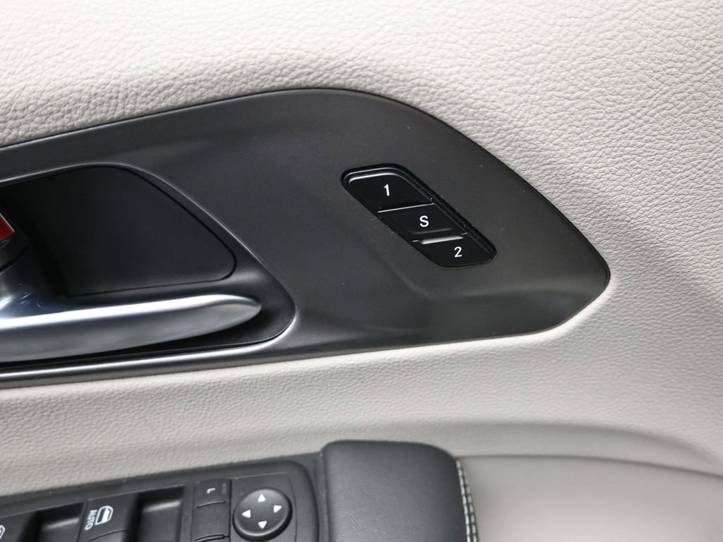 Used 2024 Chrysler Pacifica Touring-L image 19
