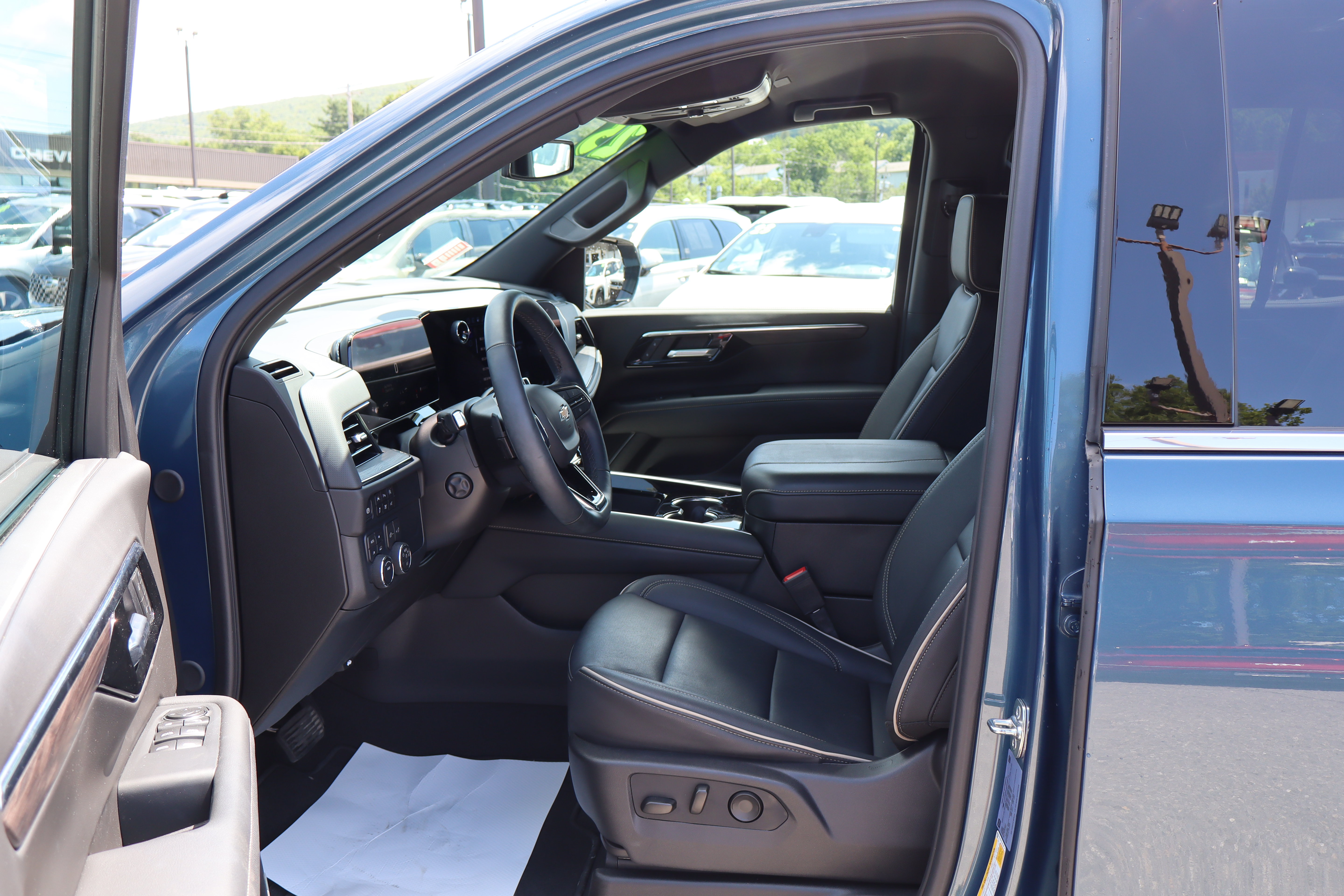 Used 2025 Chevrolet Tahoe Premier w/ LPO, Illumination Package AWD/4WD image 12