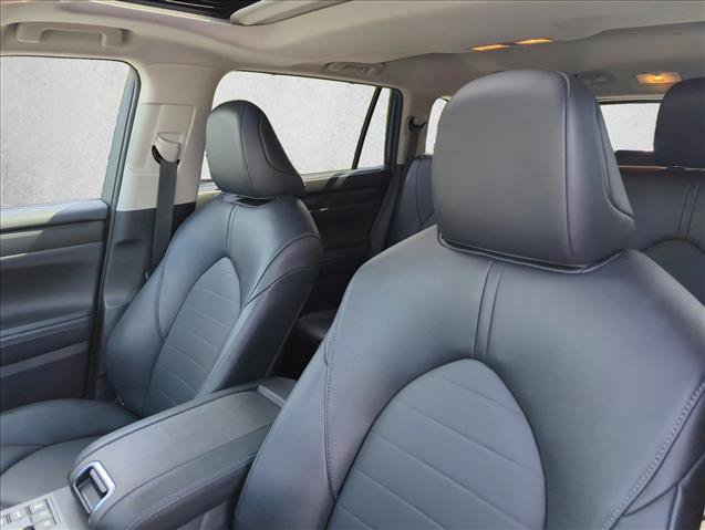 Used 2025 Toyota Highlander XLE AWD/4WD image 14