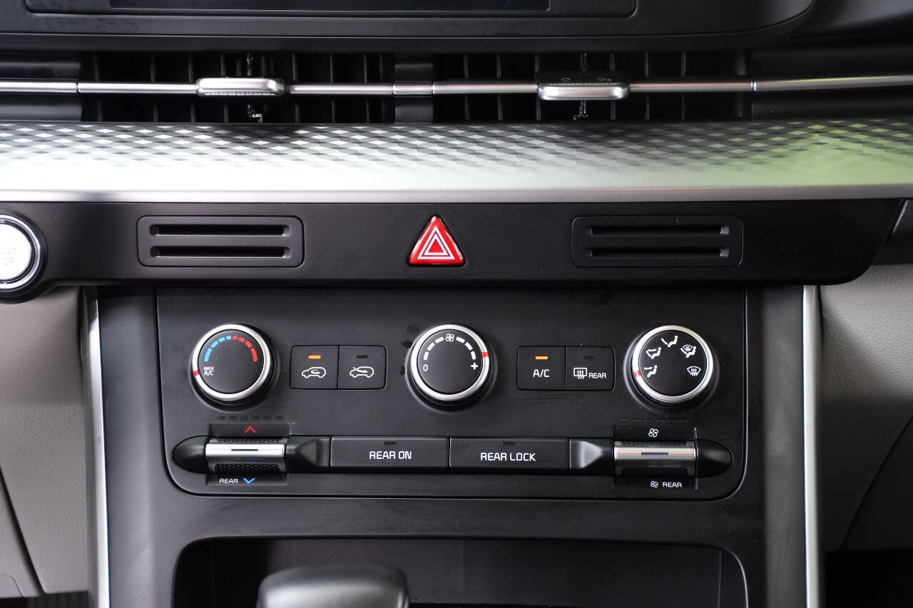 Used 2024 Kia Carnival LX FWD image 39