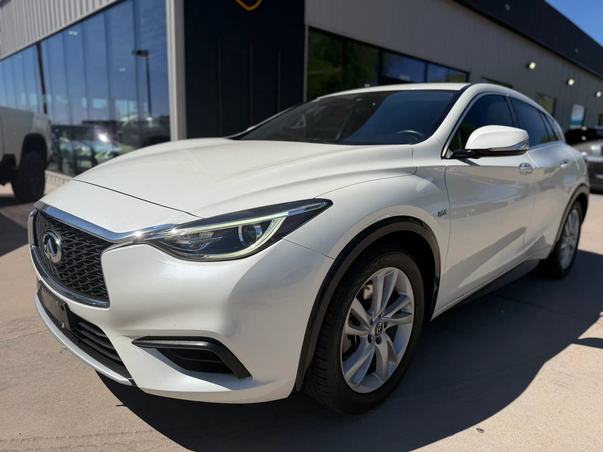 Used 2018 INFINITI QX30 image 3
