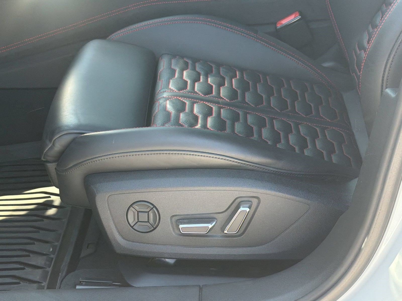 Certified 2023 Audi RS 6 w/ Executive Package AWD/4WD image 15