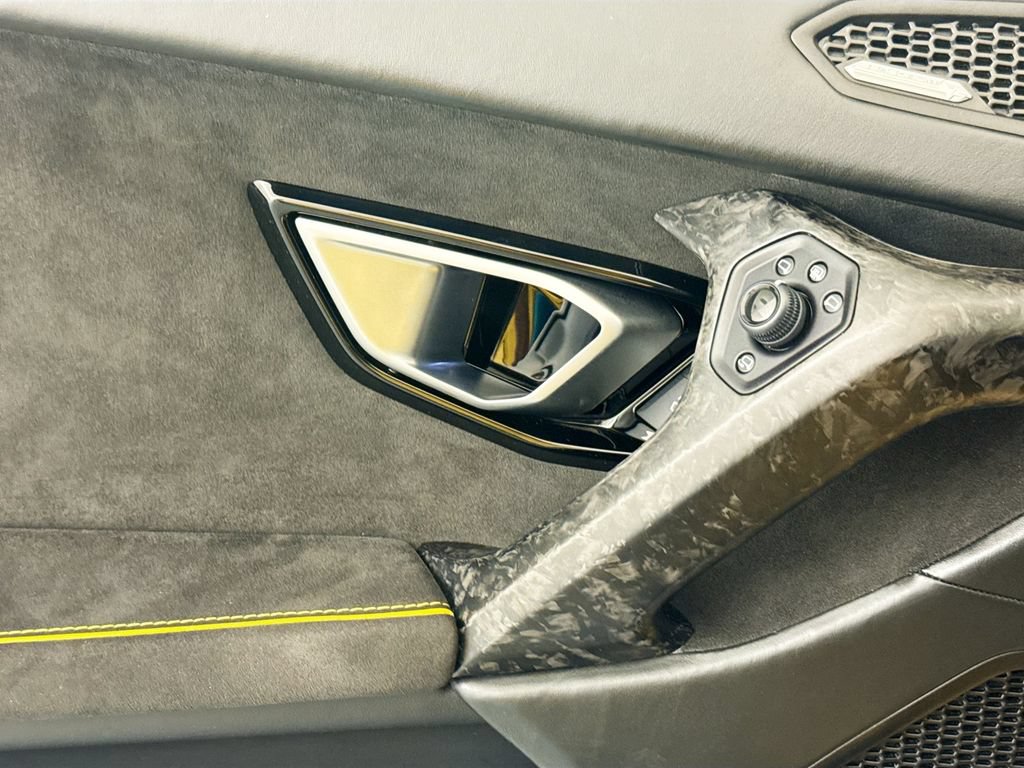 Used 2020 Lamborghini Huracan EVO RWD image 18