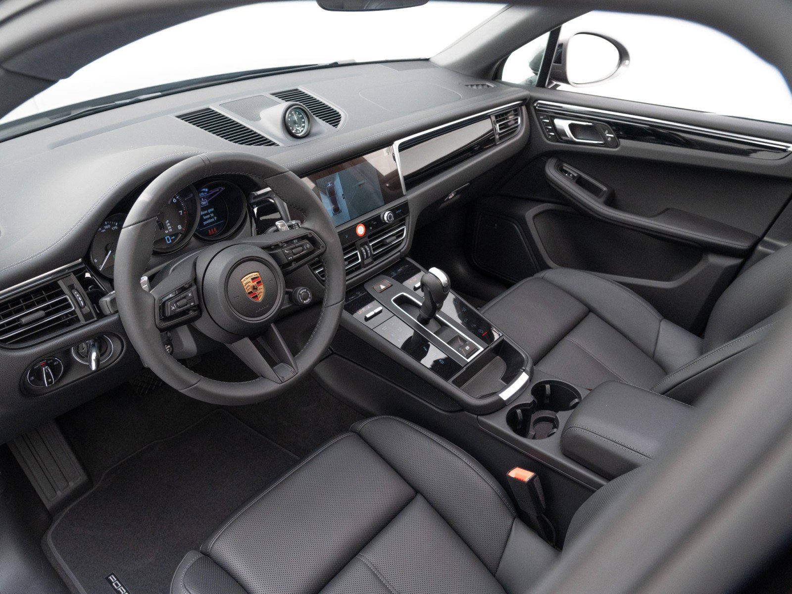 Certified 2026 Porsche Macan Turbo AWD/4WD image 4