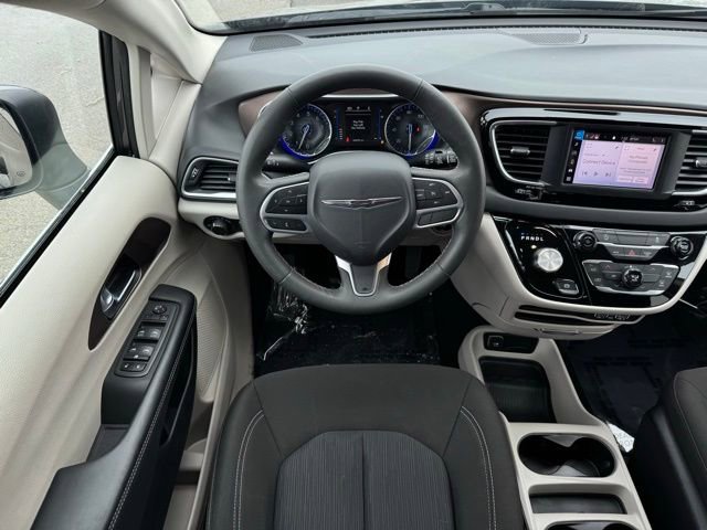 Used 2023 Chrysler Voyager LX image 5