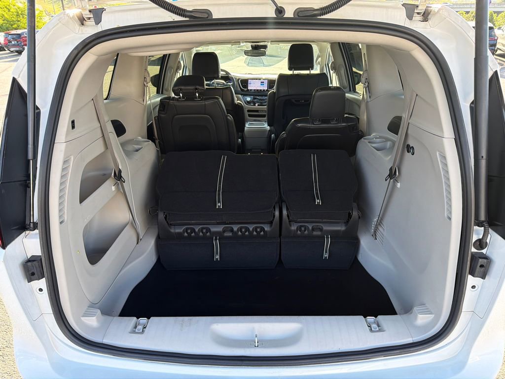 Used 2024 Chrysler Pacifica Touring-L FWD image 17