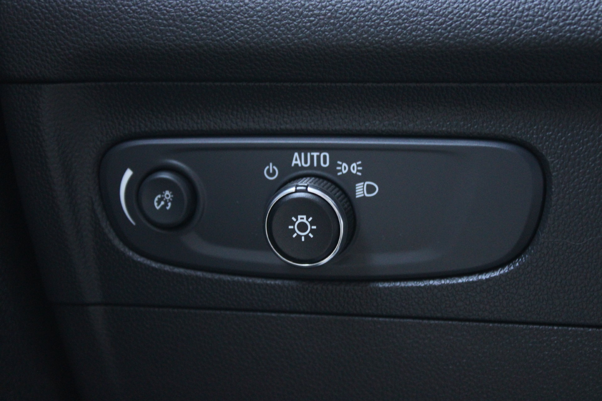 Used 2022 Buick Envision Essence w/ Sport Touring Package FWD image 28