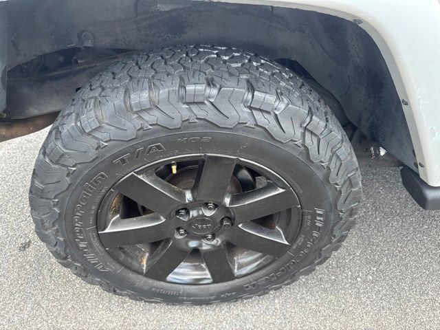 Used 2012 Jeep Wrangler Unlimited Sahara w/ Connectivity Group AWD/4WD image 9