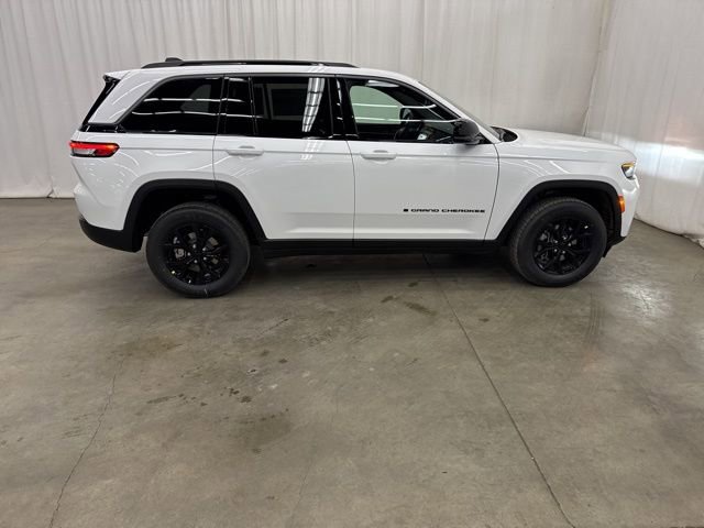 New 2026 Jeep Grand Cherokee Altitude image 30