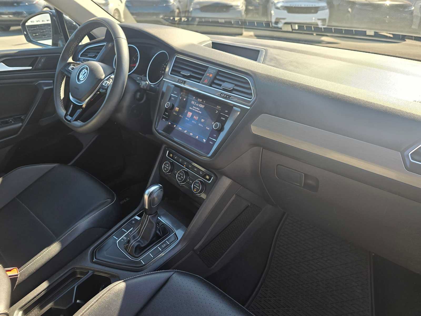 Used 2021 Volkswagen Tiguan SE w/ Panoramic Sunroof Package FWD image 11