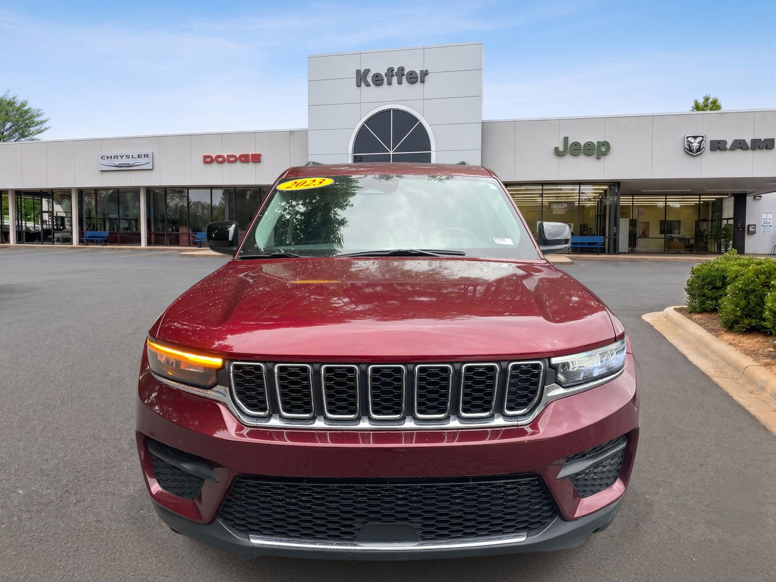 Used 2023 Jeep Grand Cherokee L Laredo AWD/4WD image 3