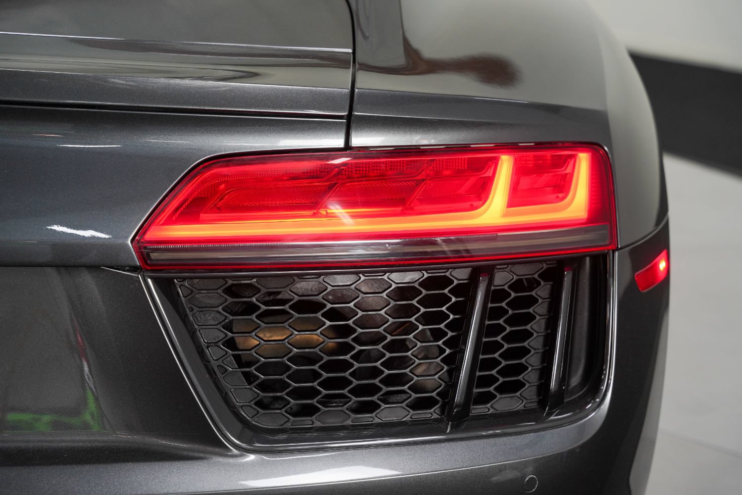 Used 2018 Audi R8 V10 w/ Premium Package RWD image 20