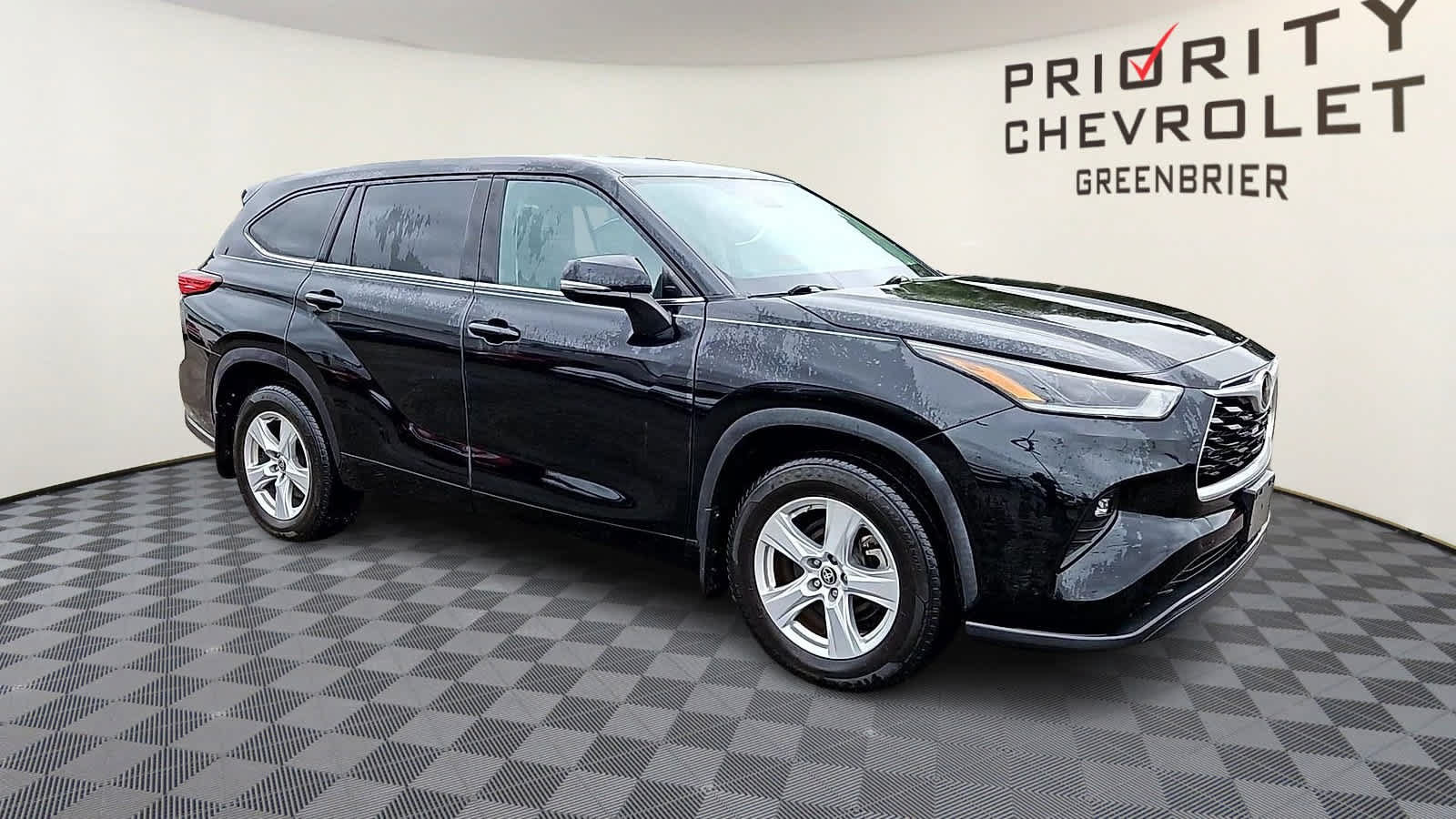 Used 2021 Toyota Highlander LE AWD/4WD image 2