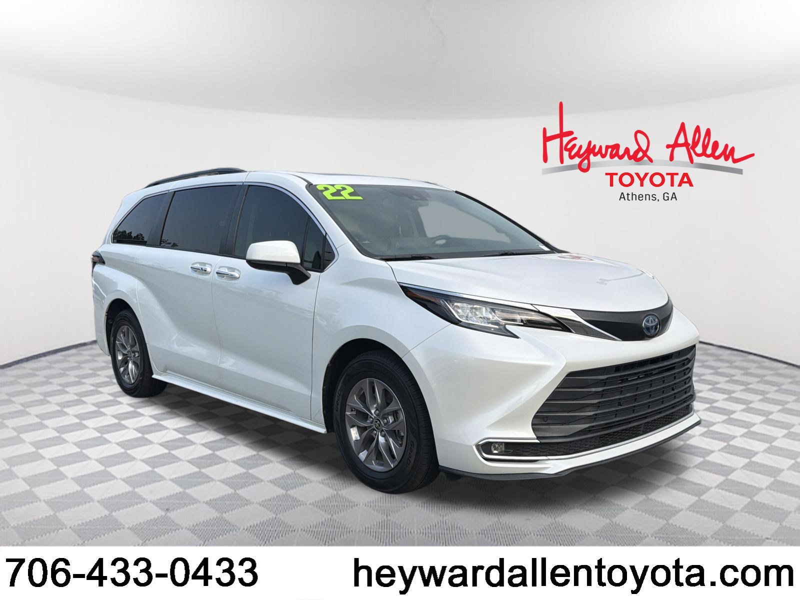 Used 2022 Toyota Sienna XLE FWD image 1