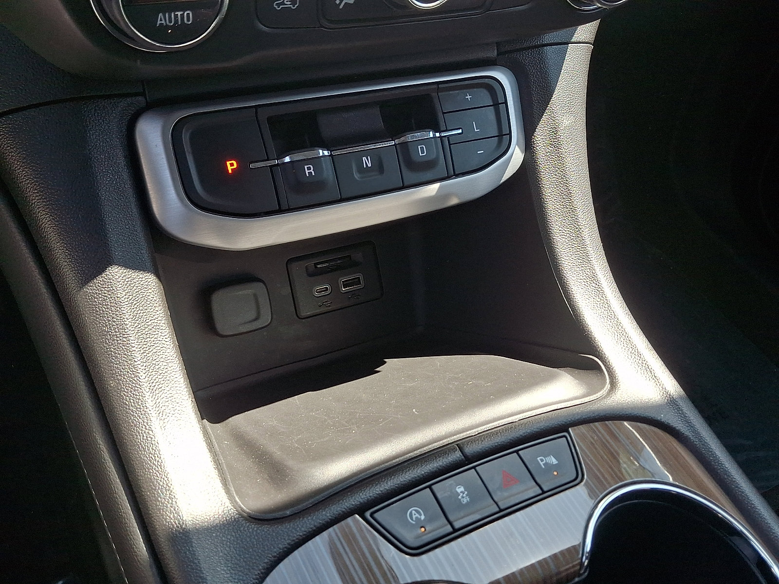 Used 2023 GMC Acadia SLE w/ Driver Convenience Package image 14