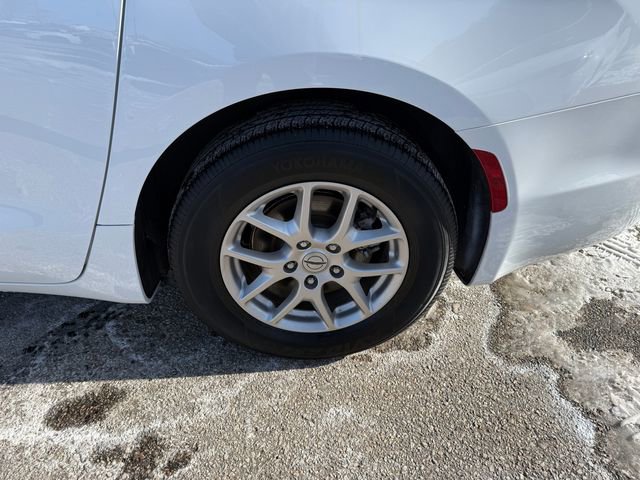 Used 2024 Chrysler Pacifica Touring-L image 23