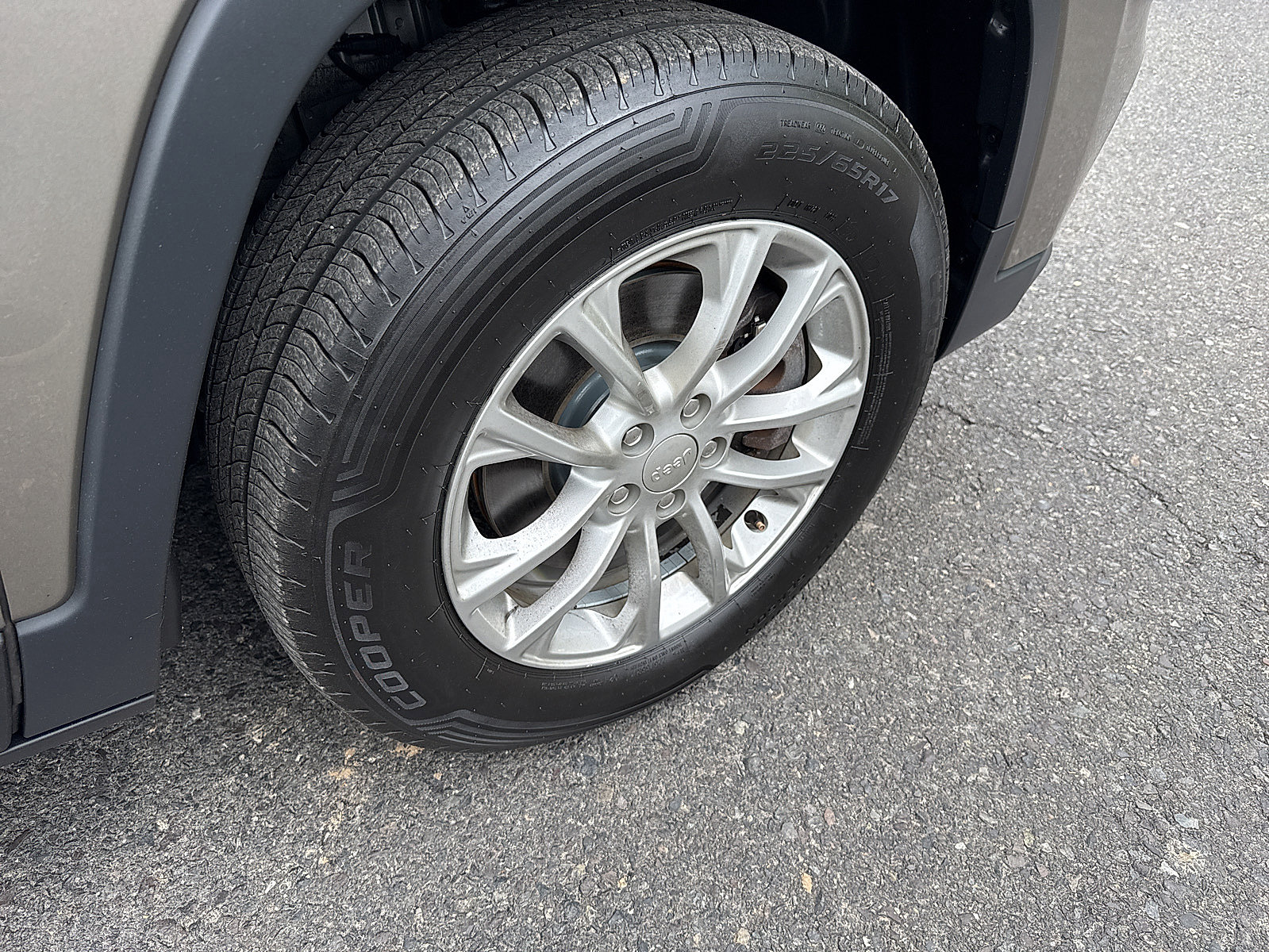 Used 2019 Jeep Cherokee Latitude w/ Cold Weather Group AWD/4WD image 25