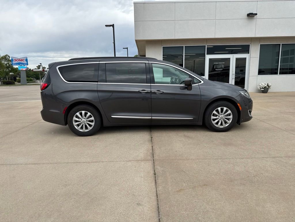 Used 2017 Chrysler Pacifica Touring-L FWD image 3