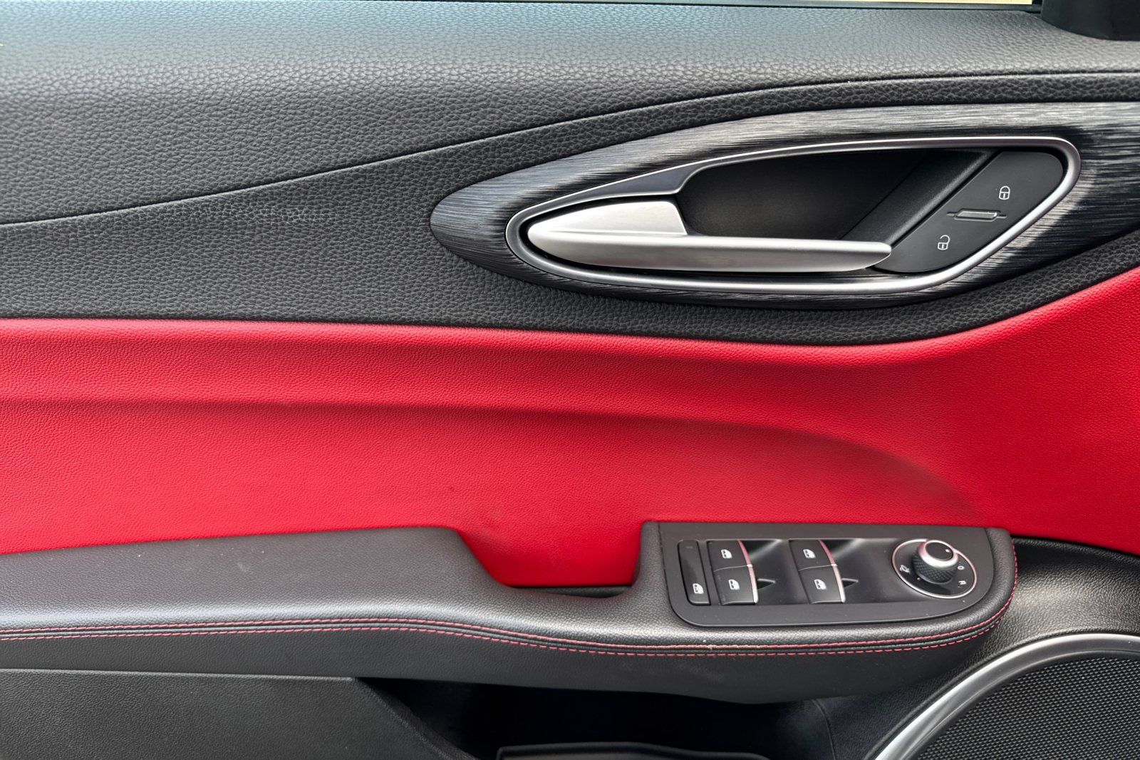 Used 2020 Alfa Romeo Giulia RWD image 11