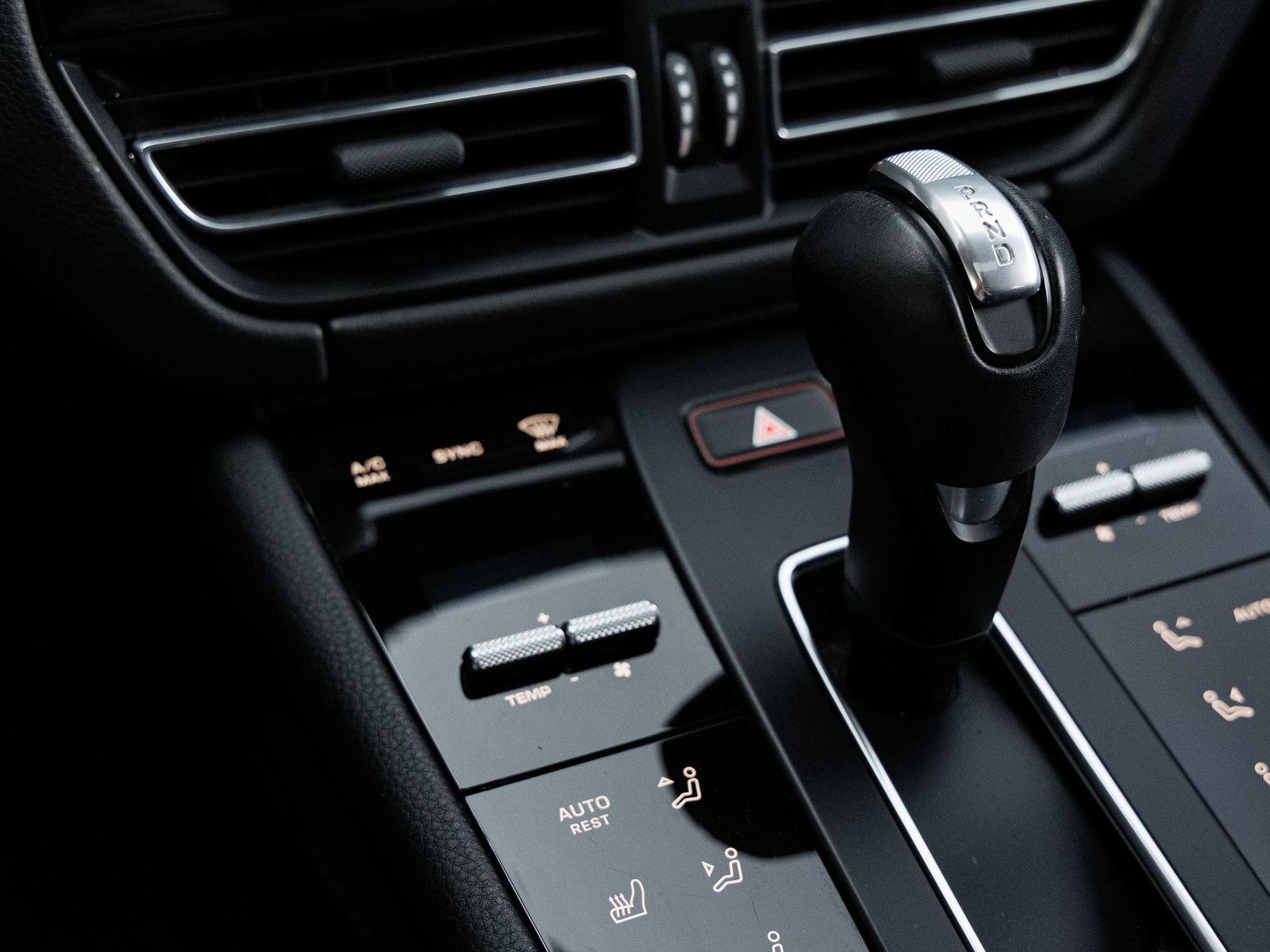 Used 2025 Porsche Macan AWD/4WD image 22
