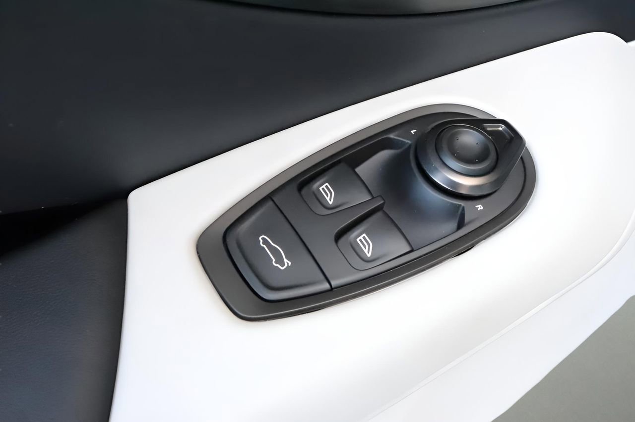 Used 2026 Aston Martin V8 Vantage Coupe image 12