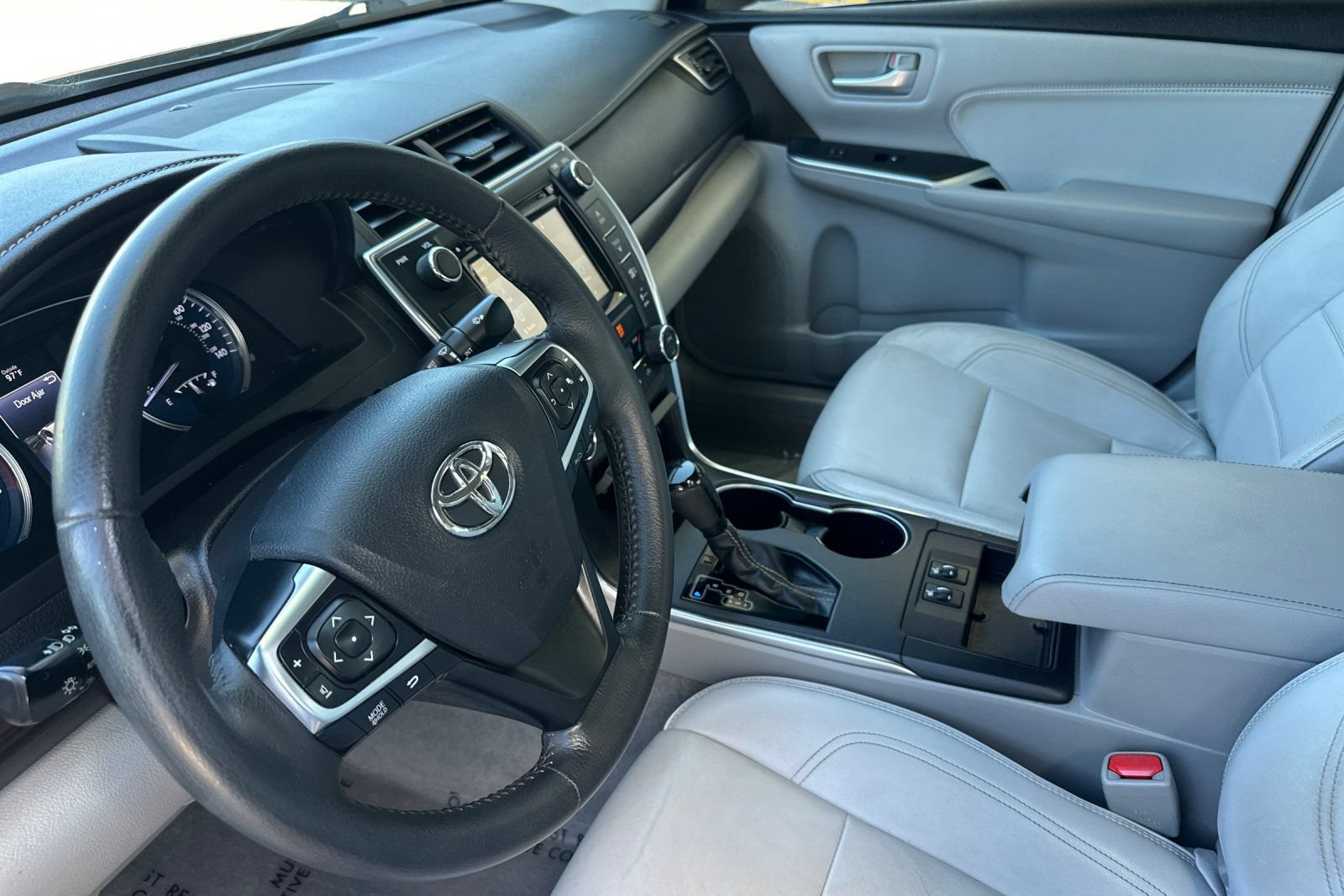 Used 2017 Toyota Camry XLE w/ Moonroof Package FWD image 11