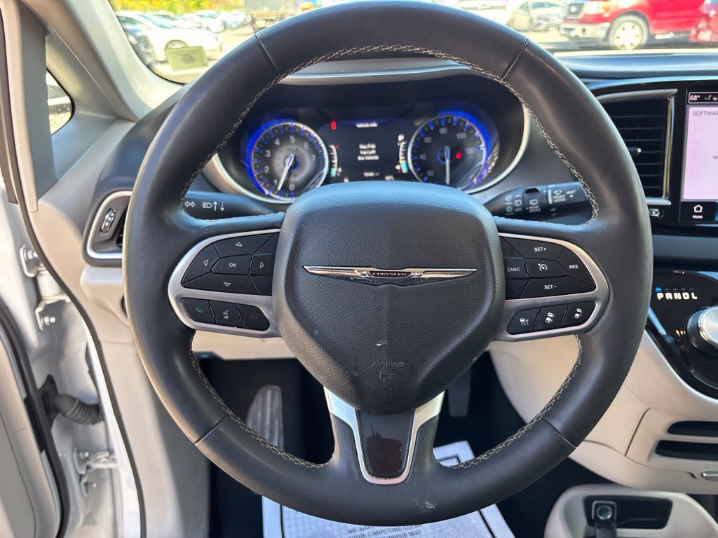 Used 2024 Chrysler Pacifica Touring-L FWD image 23