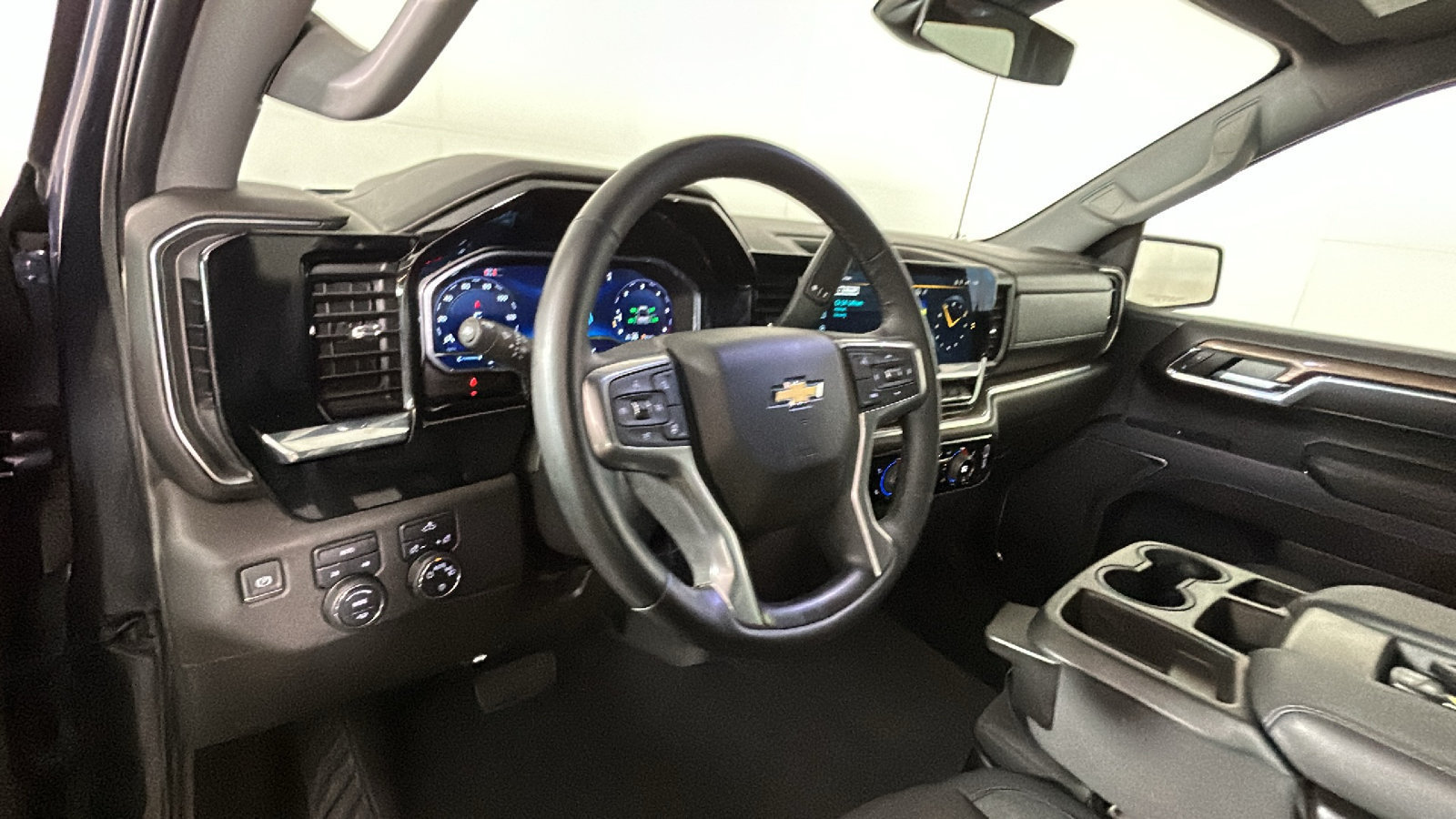 Used 2024 Chevrolet Silverado 1500 LT AWD/4WD image 16