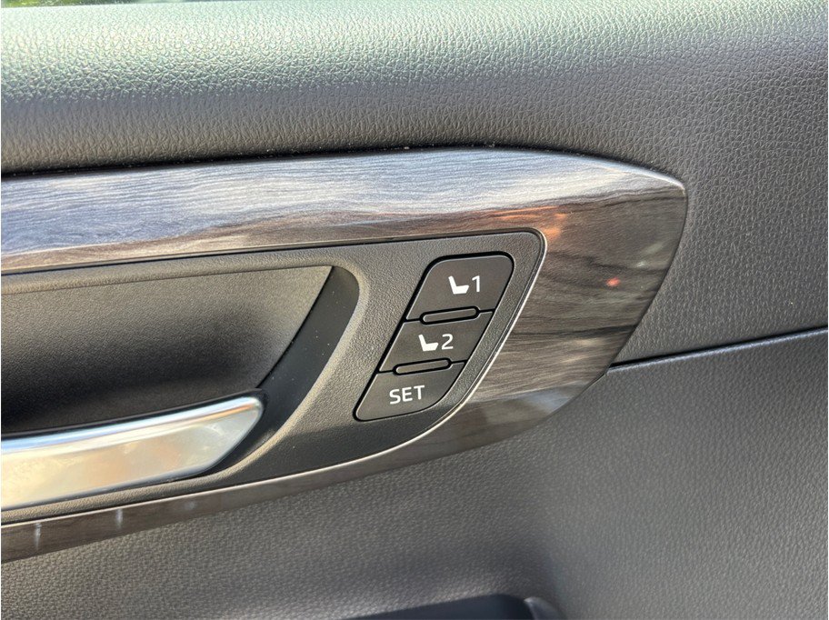 Used 2021 Toyota Highlander Limited FWD image 23