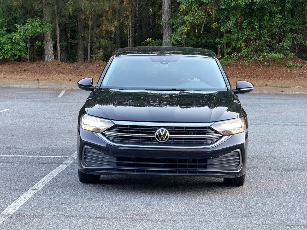Used 2022 Volkswagen Jetta SE w/ Panoramic Sunroof Package FWD image 2