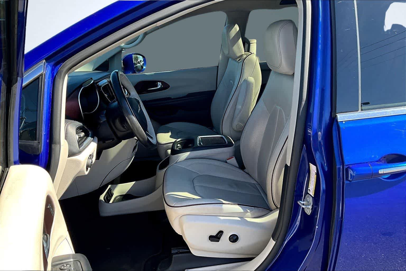 Used 2020 Chrysler Pacifica Limited image 11