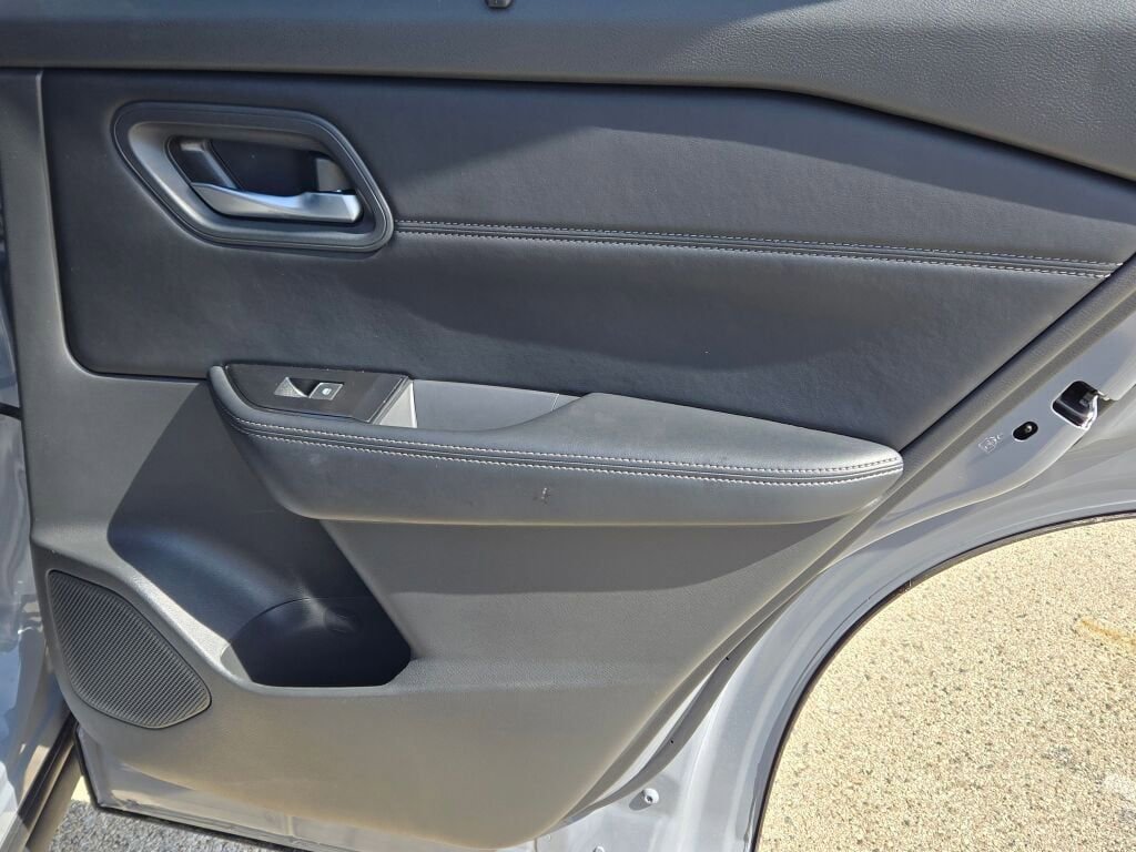 Used 2024 Nissan Rogue SL w/ SL Premium Package image 10