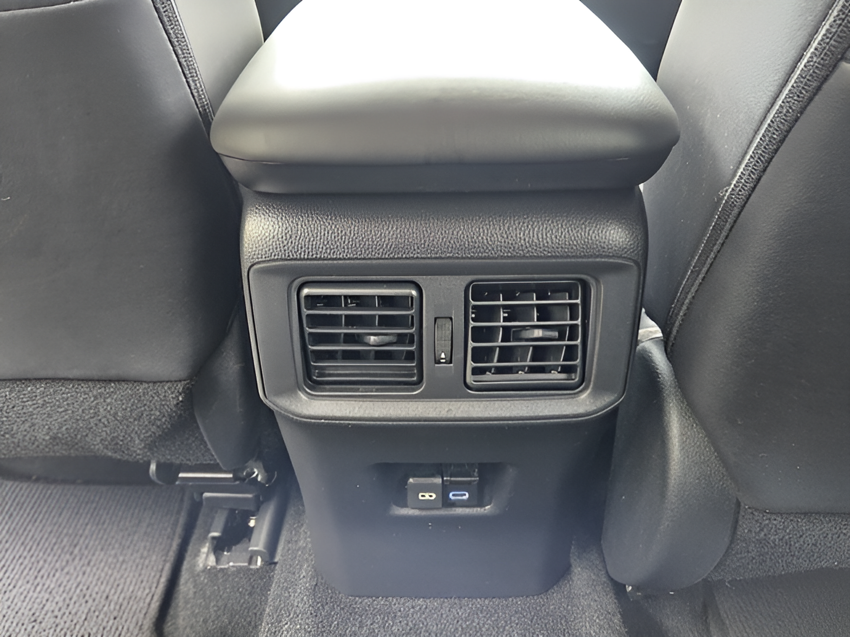 Used 2022 Toyota RAV4 XLE Premium FWD image 11