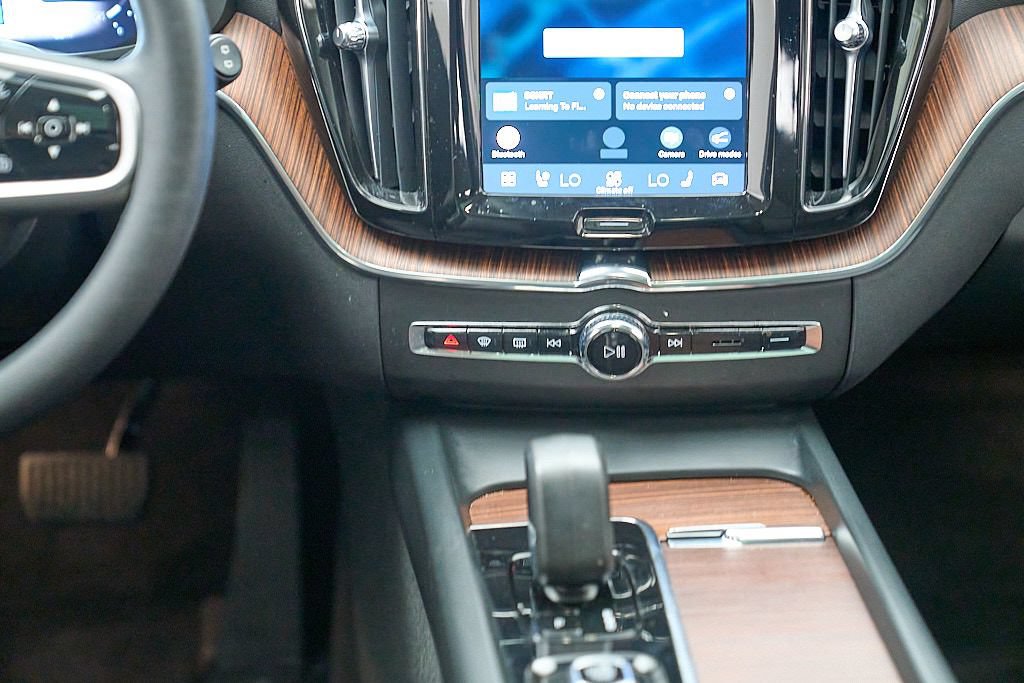 Certified 2023 Volvo XC60 B5 Plus AWD/4WD image 25