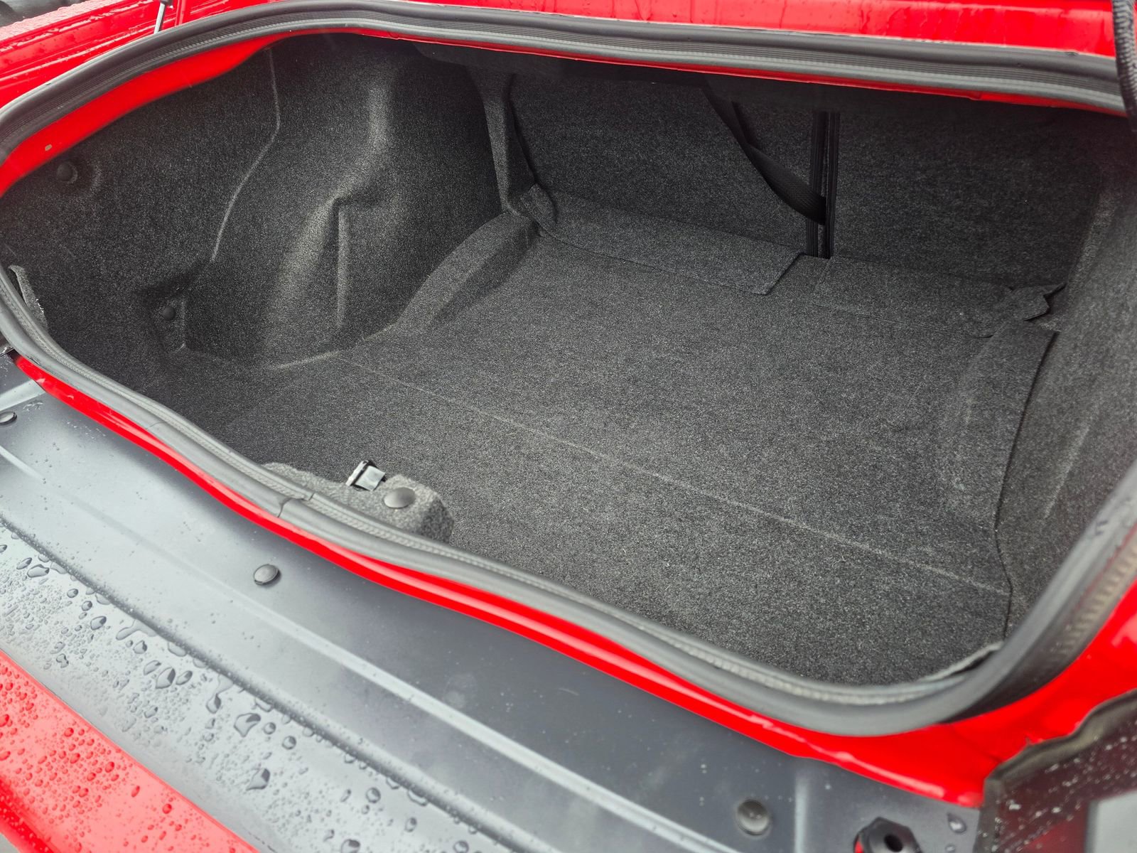 Used 2015 Dodge Challenger SXT image 30